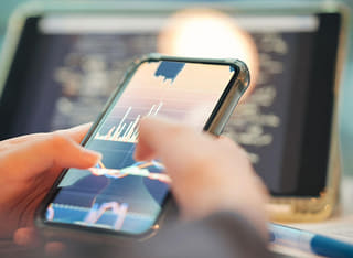 Investitore mentre controlla una procedura chiara per il prelievo e il trasferimento dei capitali