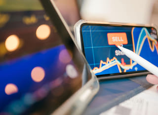 Operatore attivo su più mercati che esamina le opzioni su Bitcoin, Ethereum e forex